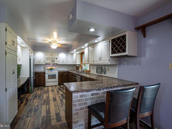 2nd image of 2107 Circleville Rd