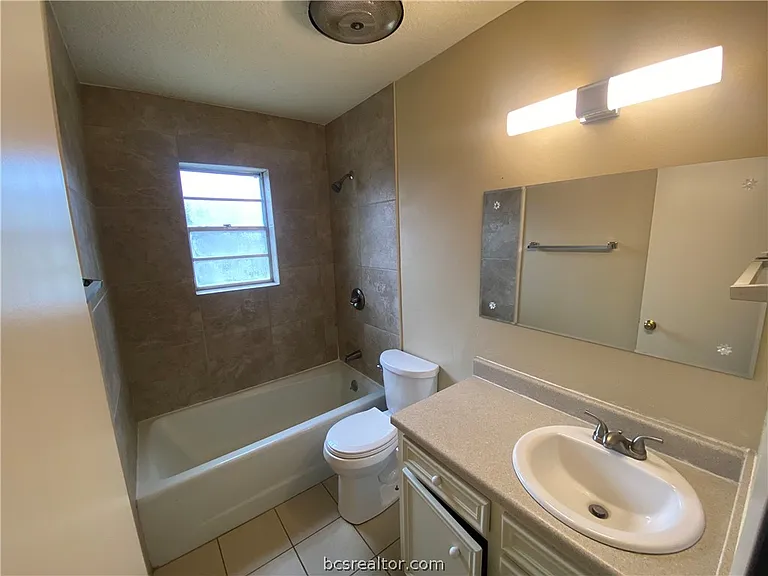 1202 Holleman Dr — Photo 7