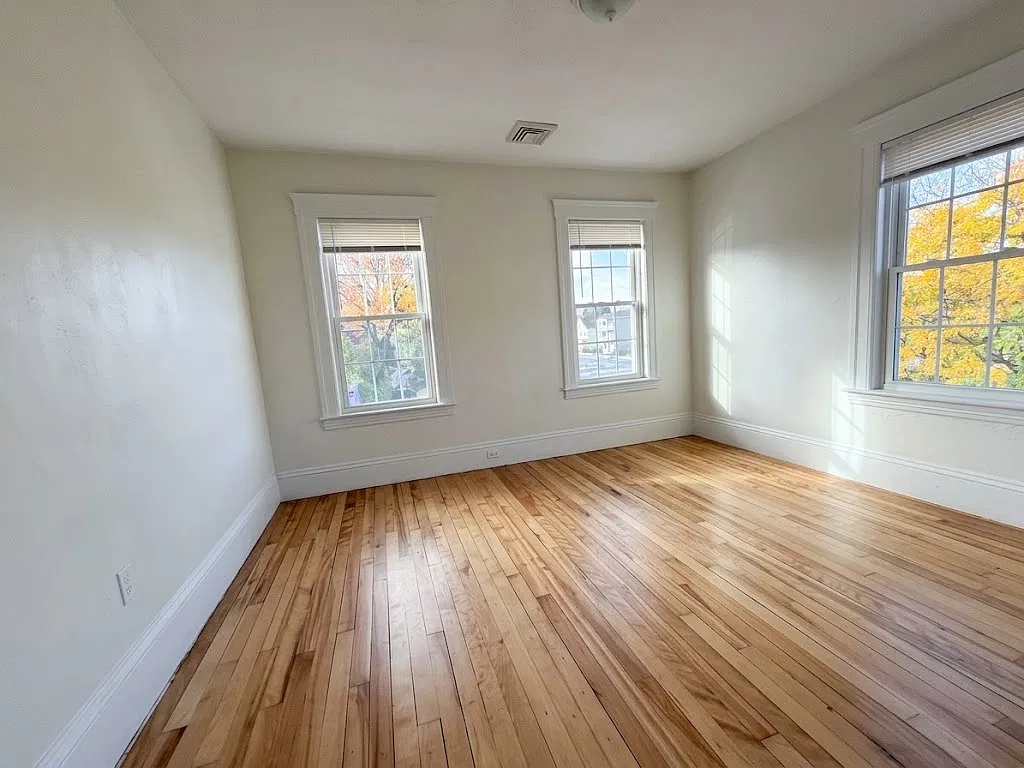 3 bed, 10 sqft, $2,000 — Photo 2
