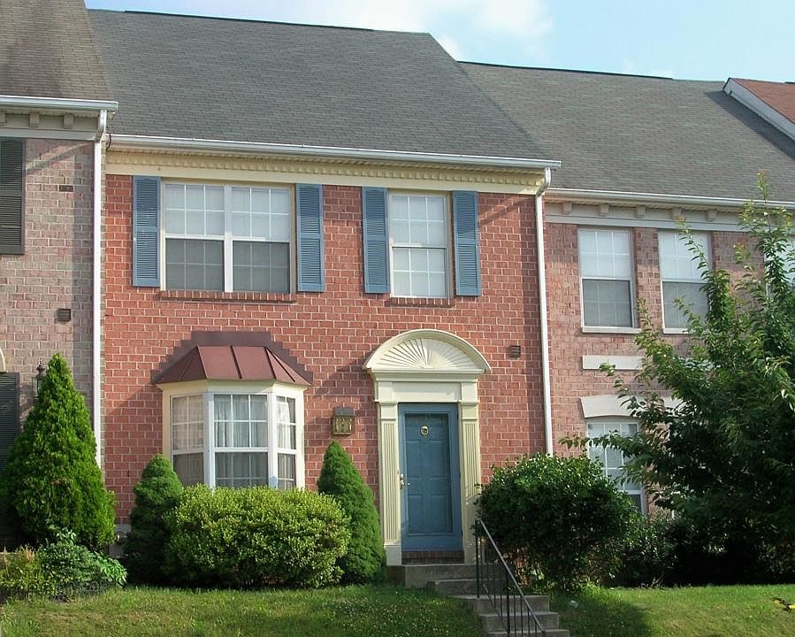 Front view of property with plenty of available parking