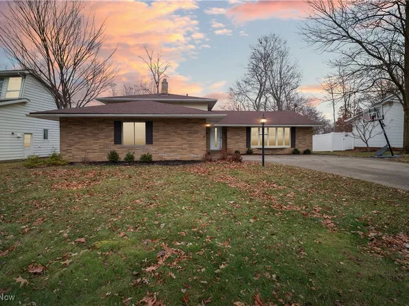 14400 Indian Creek Dr, Middleburg Heights, OH 44130