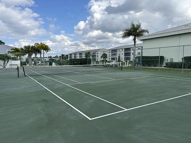 nice tennis and pickle ball court