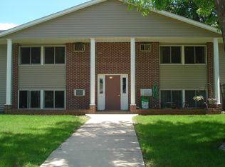 761 S 9th St APT 8, Bird Island, MN 55310