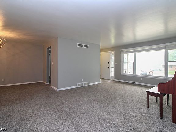 3rd image of 2985 Heatherbrae Dr