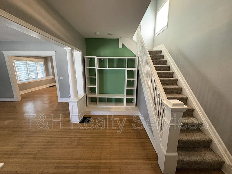 3 bed, 2.0 bath, 2063 sqft, $1,800 — Photo 3