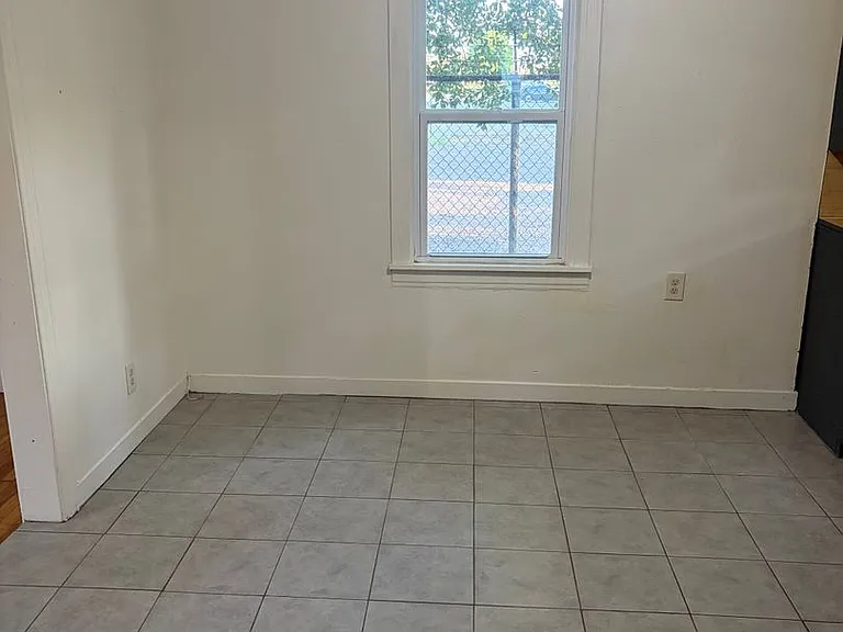 723 Hall St — Photo 8