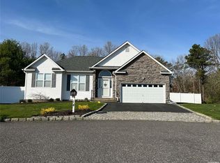 14 Marigold Ct, Holtsville, NY 11742