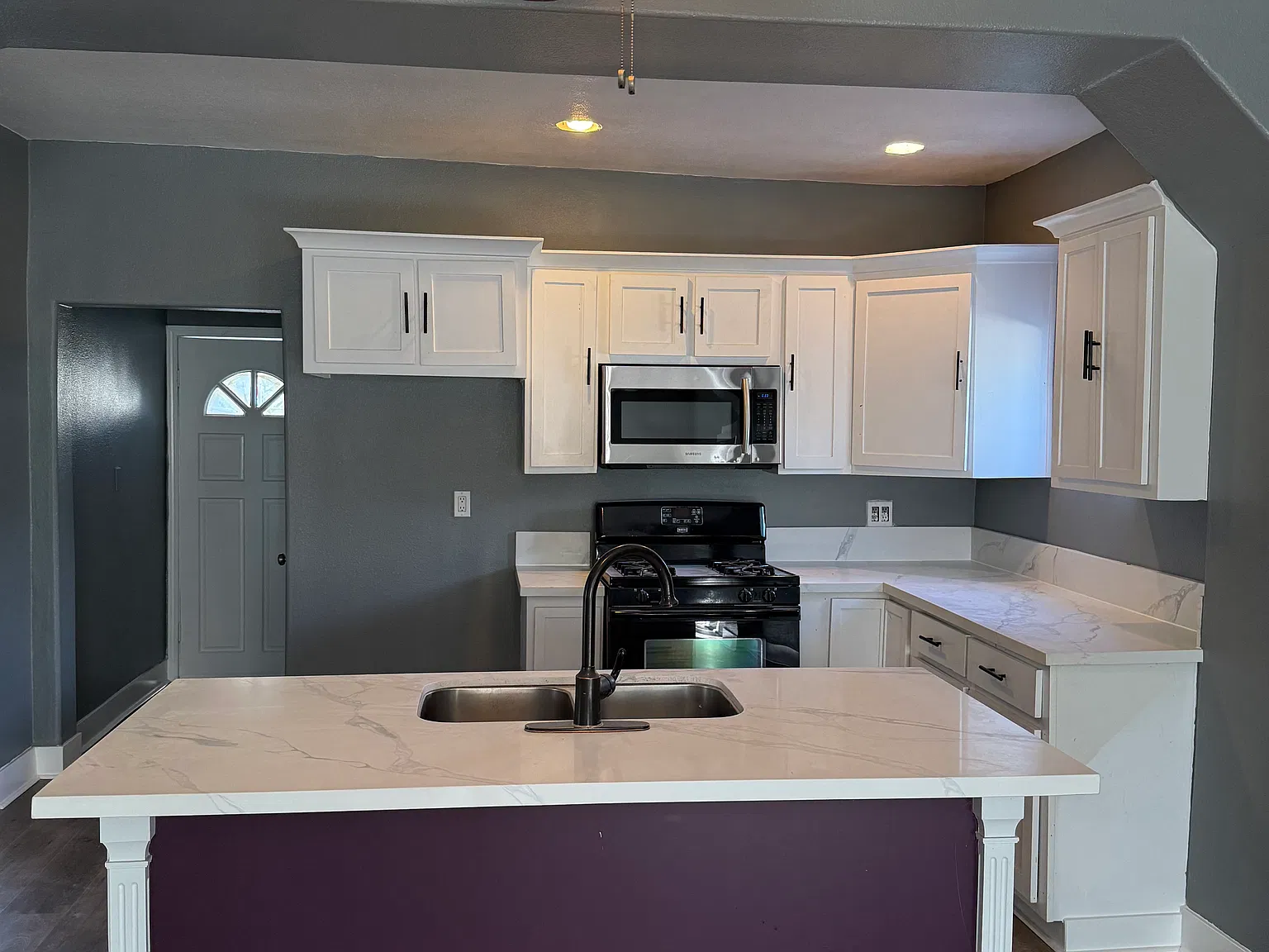 423 E Belmont St — Photo 1