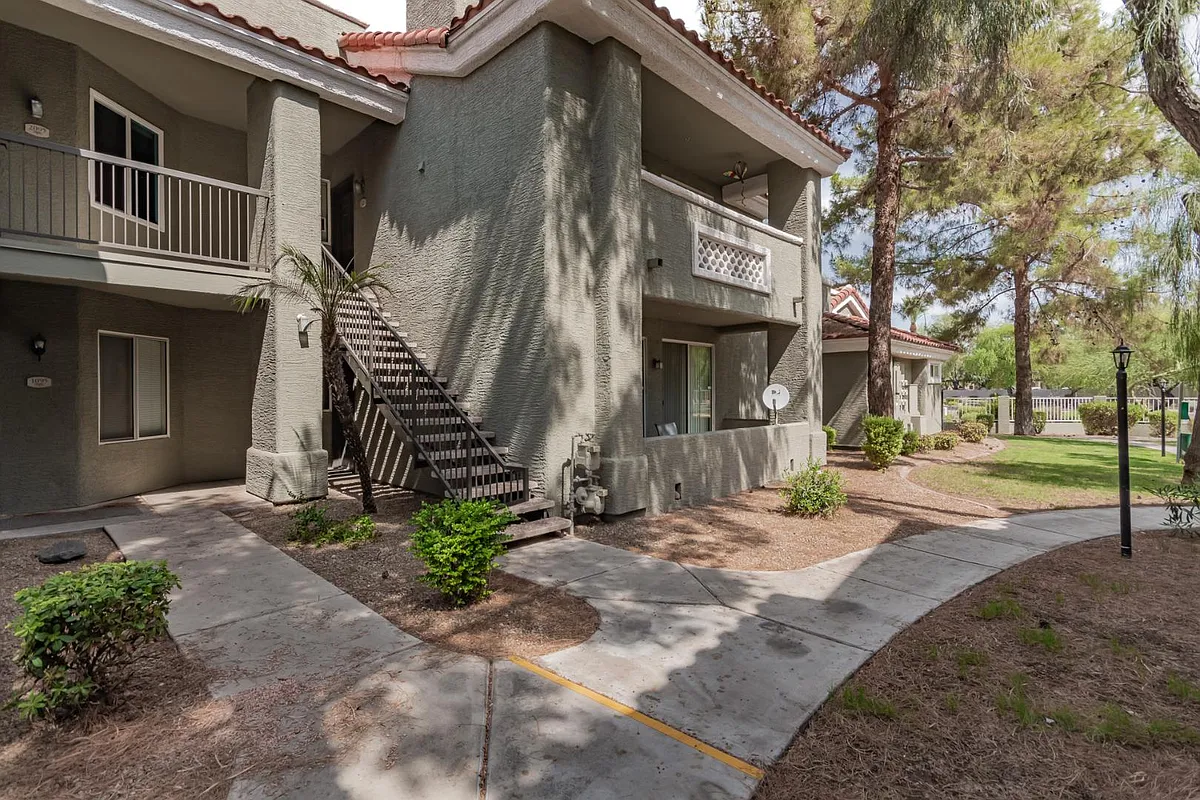 Unit Photo - 2929 W Yorkshire Dr #2095