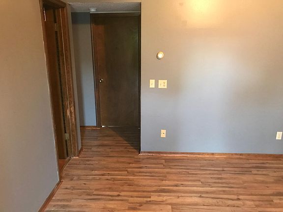 5th image of 919 W Tyler Ave