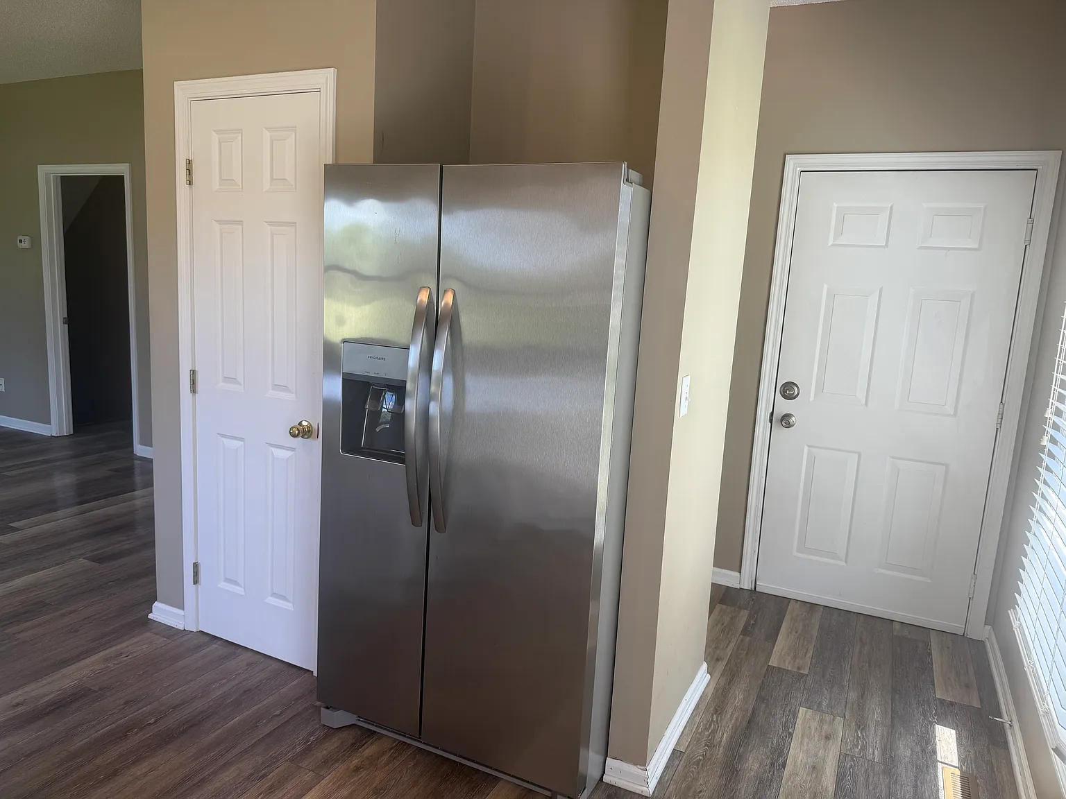 3 bed, 1.5 bath, 1400 sqft, $2,000 — Photo 3