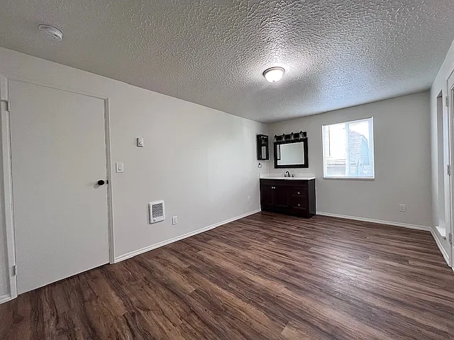 4702 NE 32nd Pl — Photo 8