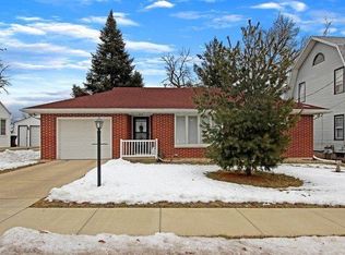 909 S Burchard Ave, Freeport, IL 61032