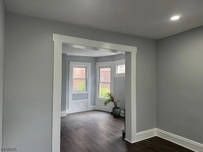 5 bed, 2.0 bath, $4,000 — Photo 4