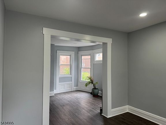 4th image of 105 N Munn Ave
