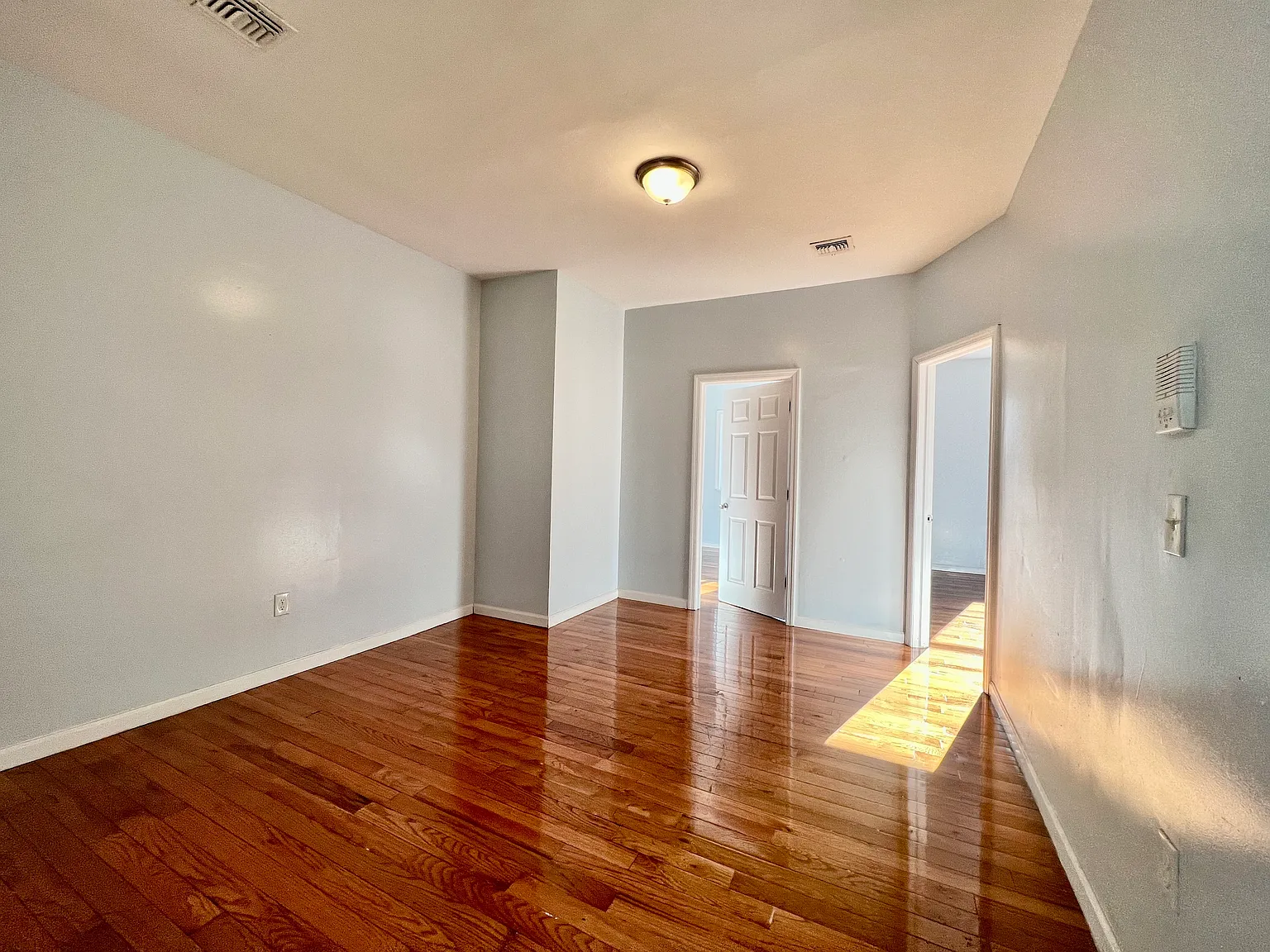 3 bed, 1000 sqft, $2,500 — Photo 3