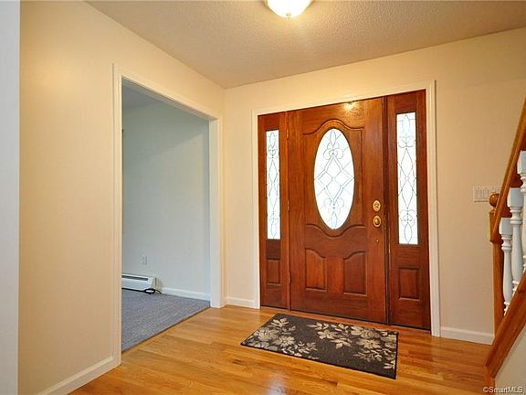 3rd image of 8 Wintergreen Ln