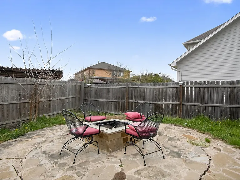 395 Spring Dr — Photo 24