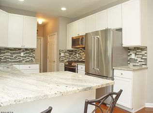 2 Phipps Ct, Flemington, NJ 08822