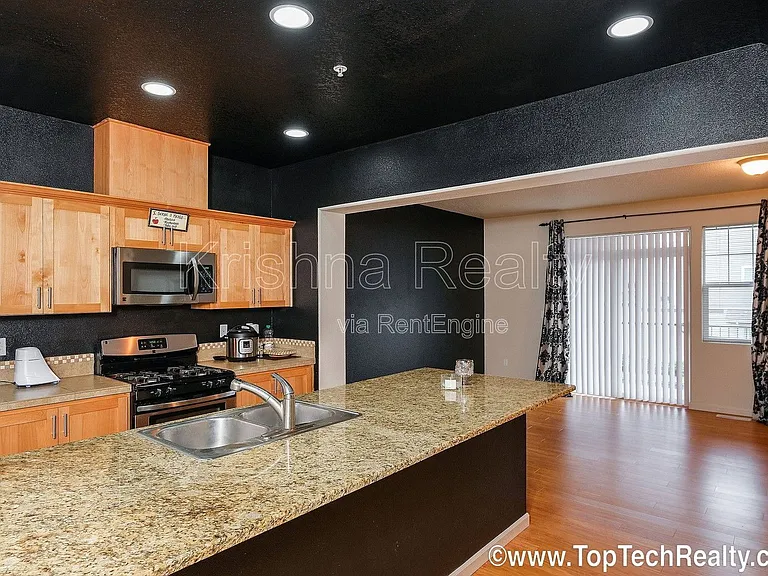 477 NE Edgeway Dr — Photo 4