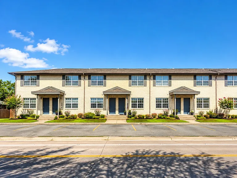 808 at South Center: Quiet community close to great amenities! — Photo 1