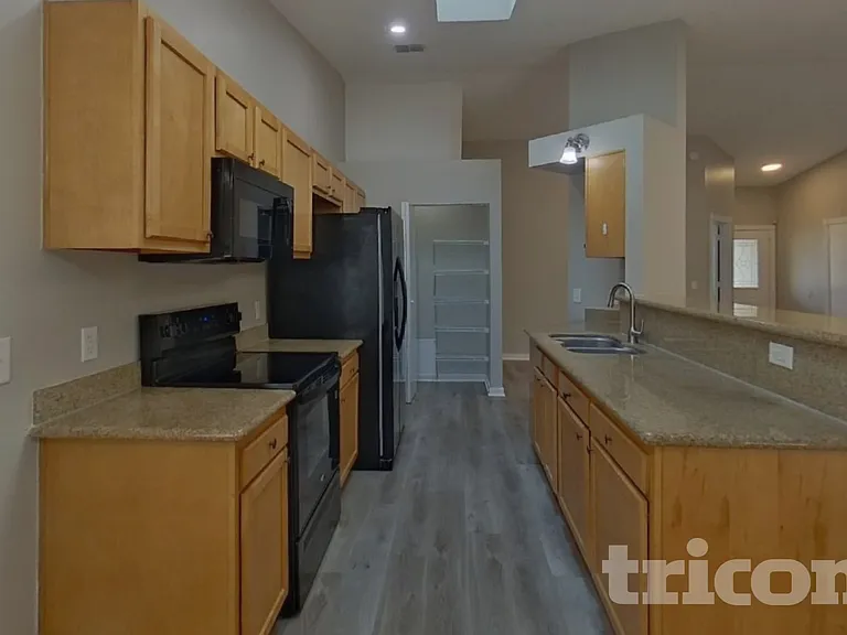 12124 Roundham Ln N — Photo 5