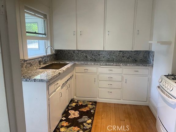 5th image of 218 W 12th St