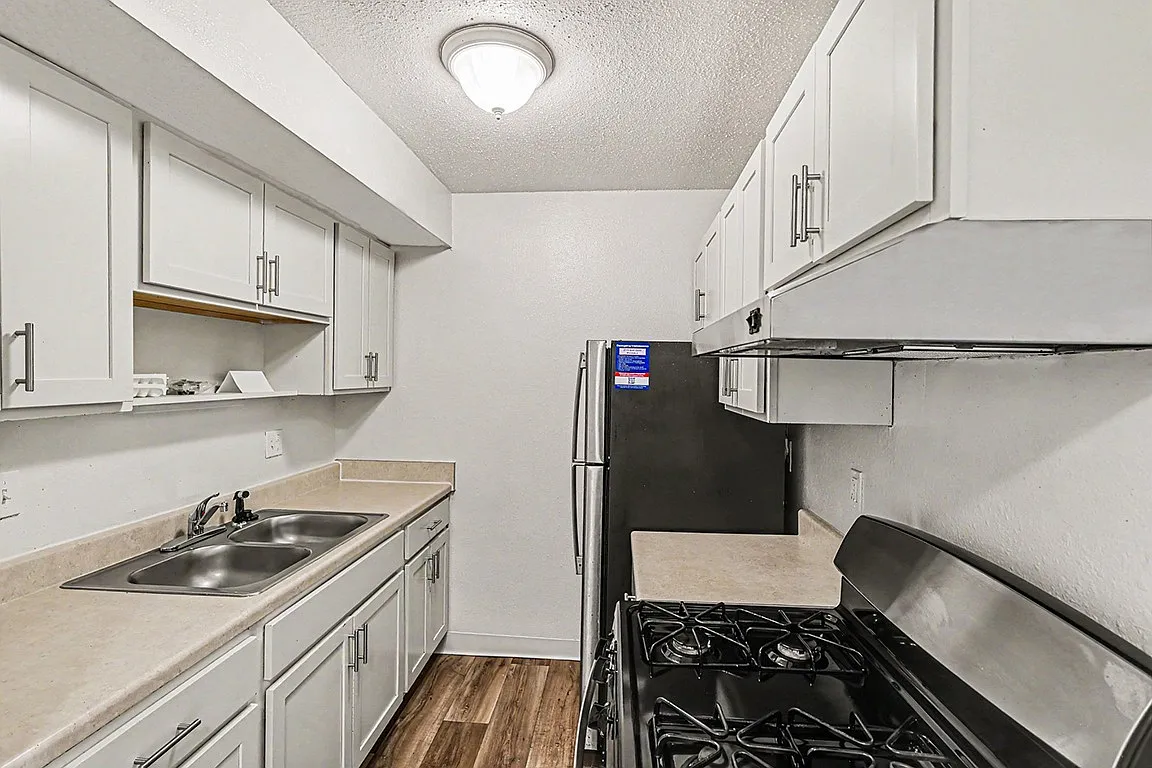 Waverly Park Apartments — Photo 1