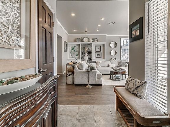 3rd image of 921 Carfax Rd