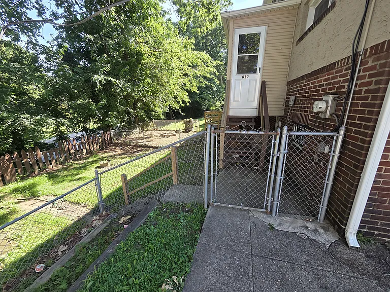 812 Glen Ter — Photo 17