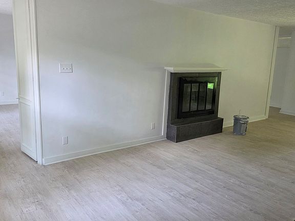3rd image of 224 Azalea Dr