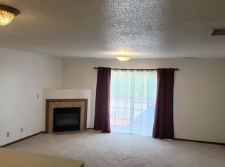995 Terry Ave APT 9, Hiawatha, IA 52233