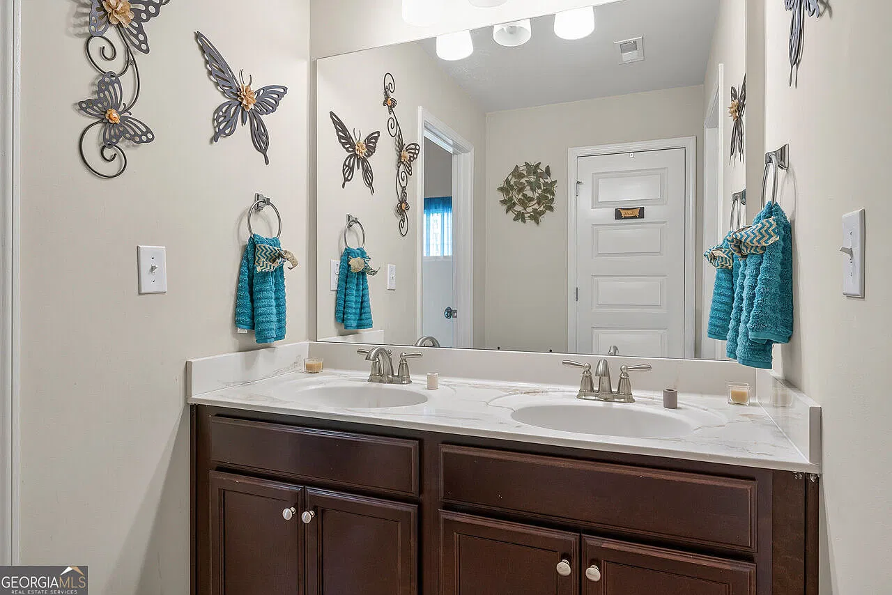 4 bed, 3.5 bath, 4762 sqft, $995 — Photo 3