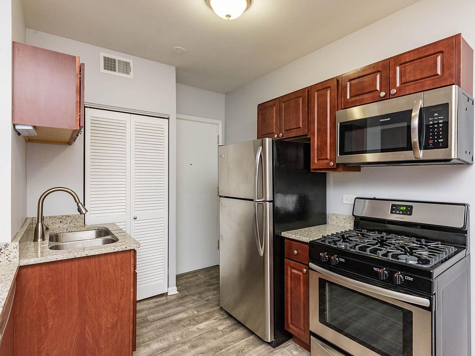 1st image of 3710 N Sheffield Ave #3714-302