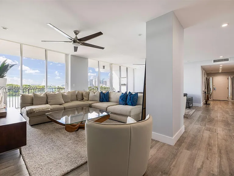 1000 Venetian Way #502 — Photo 3