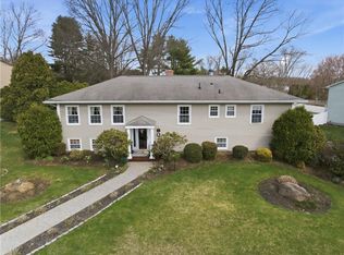 8 Crabapple Ln, Smithfield, RI 02828