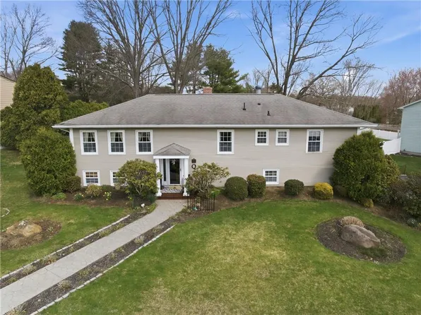 8 Crabapple Ln, Smithfield, RI 02828