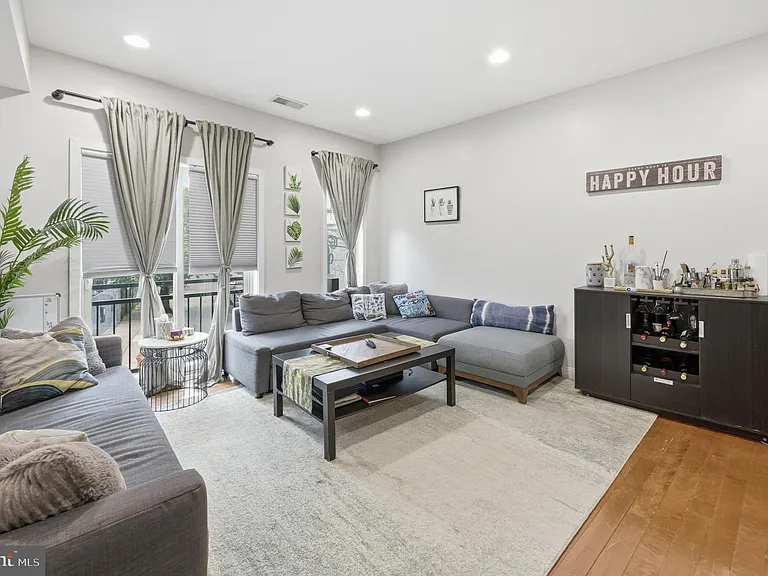 2568 Collins St — Photo 1