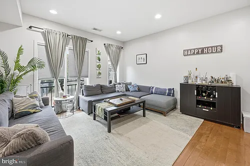 2568 Collins St Photo 1