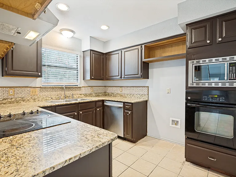 2844 Linden Ln — Photo 2