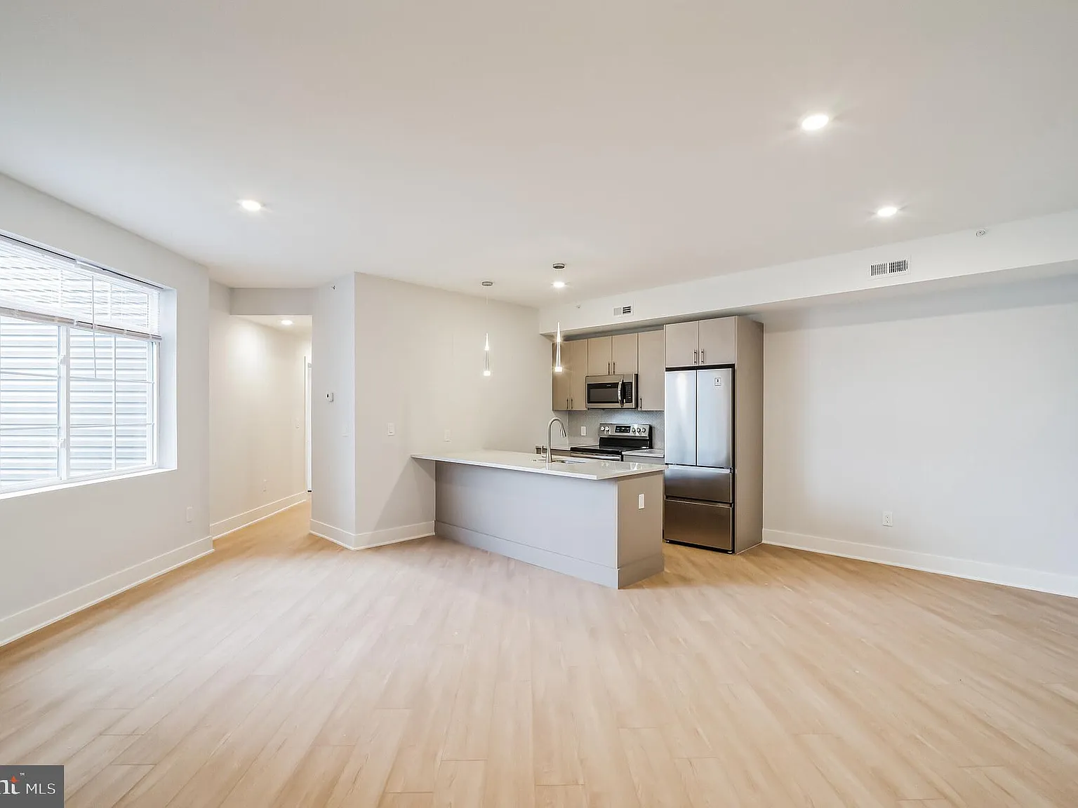 2 bed, 850 sqft, $1,700 — Photo 2