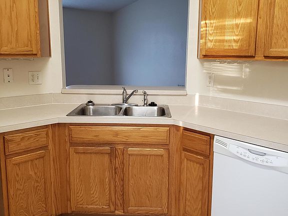 5th image of 35 Laramie Dr