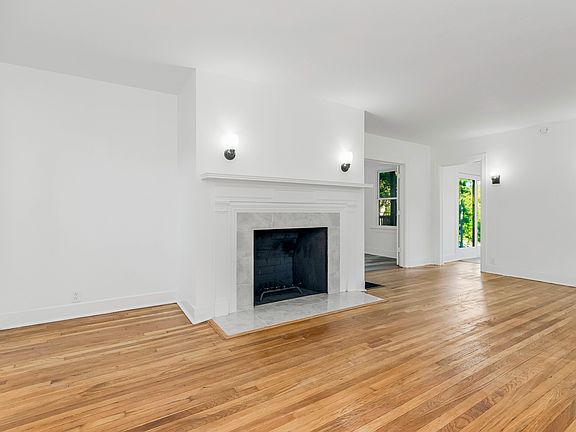 3rd image of 1124 Ward Pkwy #200