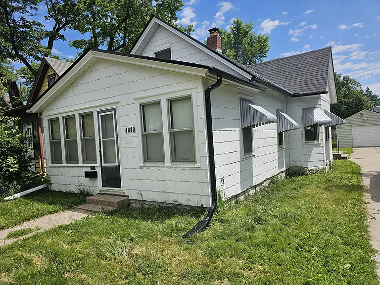 1010 Farrington St — Photo 2
