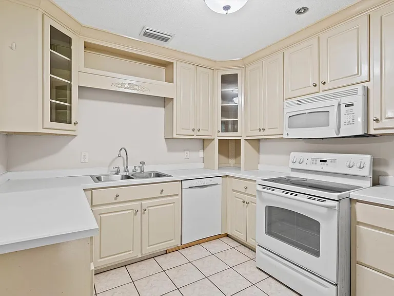 315 Azalea Cir W — Photo 6