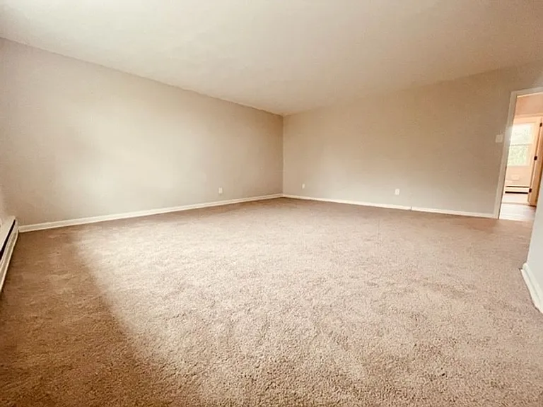 500 Manor House Ln — Photo 7
