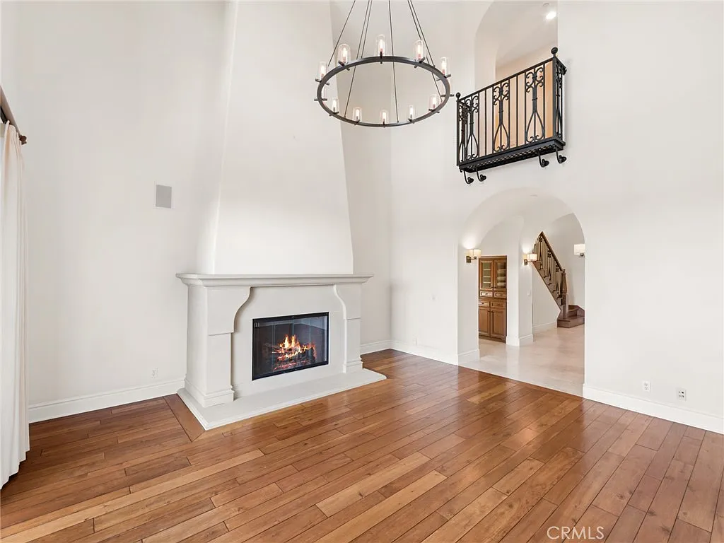 5 bed, 4.5 bath, 4365 sqft, $15,000 — Photo 4