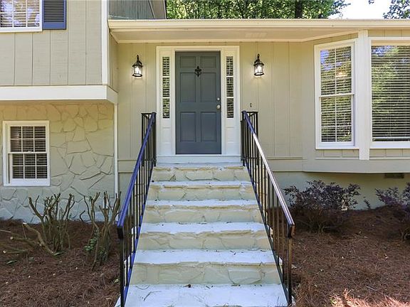 3rd image of 3320 Holliglen Dr