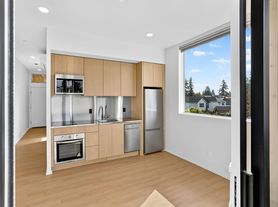 7480 N Delaware Ave - Modern North Portland Living
