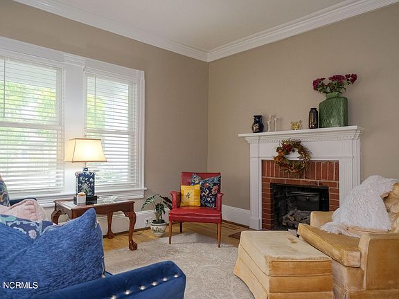 4th image of 111 S Oakum Street